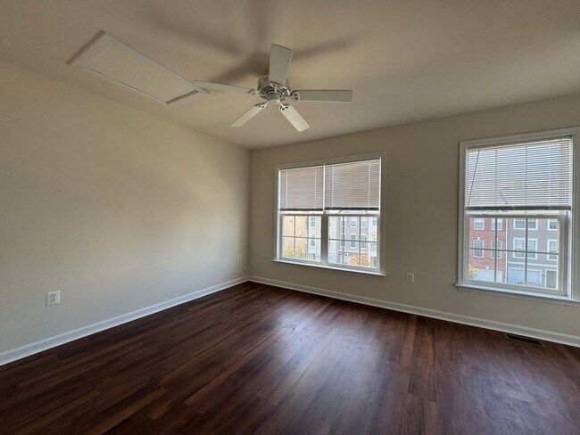 Building Photo - Gorgeous 3 Bed 3.5 Bath Interior Townhome In Powells Run Village