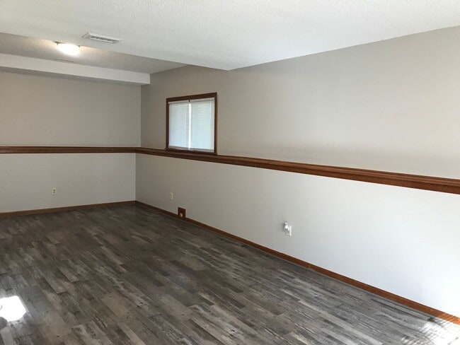 Building Photo - {1601} Spacious Duplex + Two Car Garage + Finished Basement + Fort Osage School District