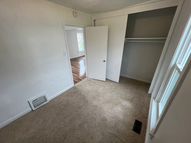 Building Photo - 2 bedroom house, huge 2 car garage, large ...