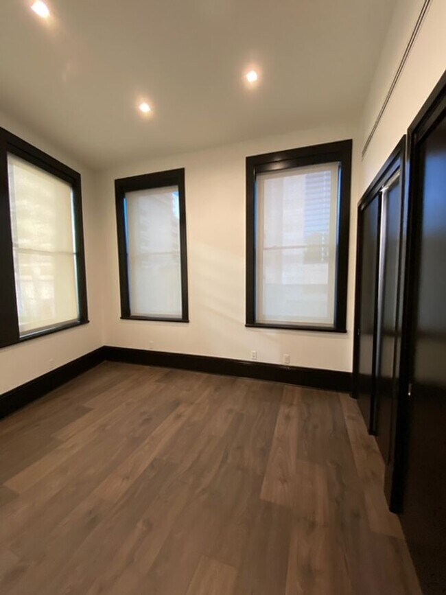 Building Photo - Historic Charm with Live-Work Flexibility in Downtown Honolulu