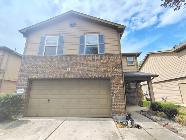 Primary Photo - 1206 Larks Trace Ln