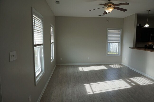 Building Photo - 3 Bedroom 2.5 Bathroom with a Bonus Room located in The Cottages at Petersburg Subdivision, Richl...
