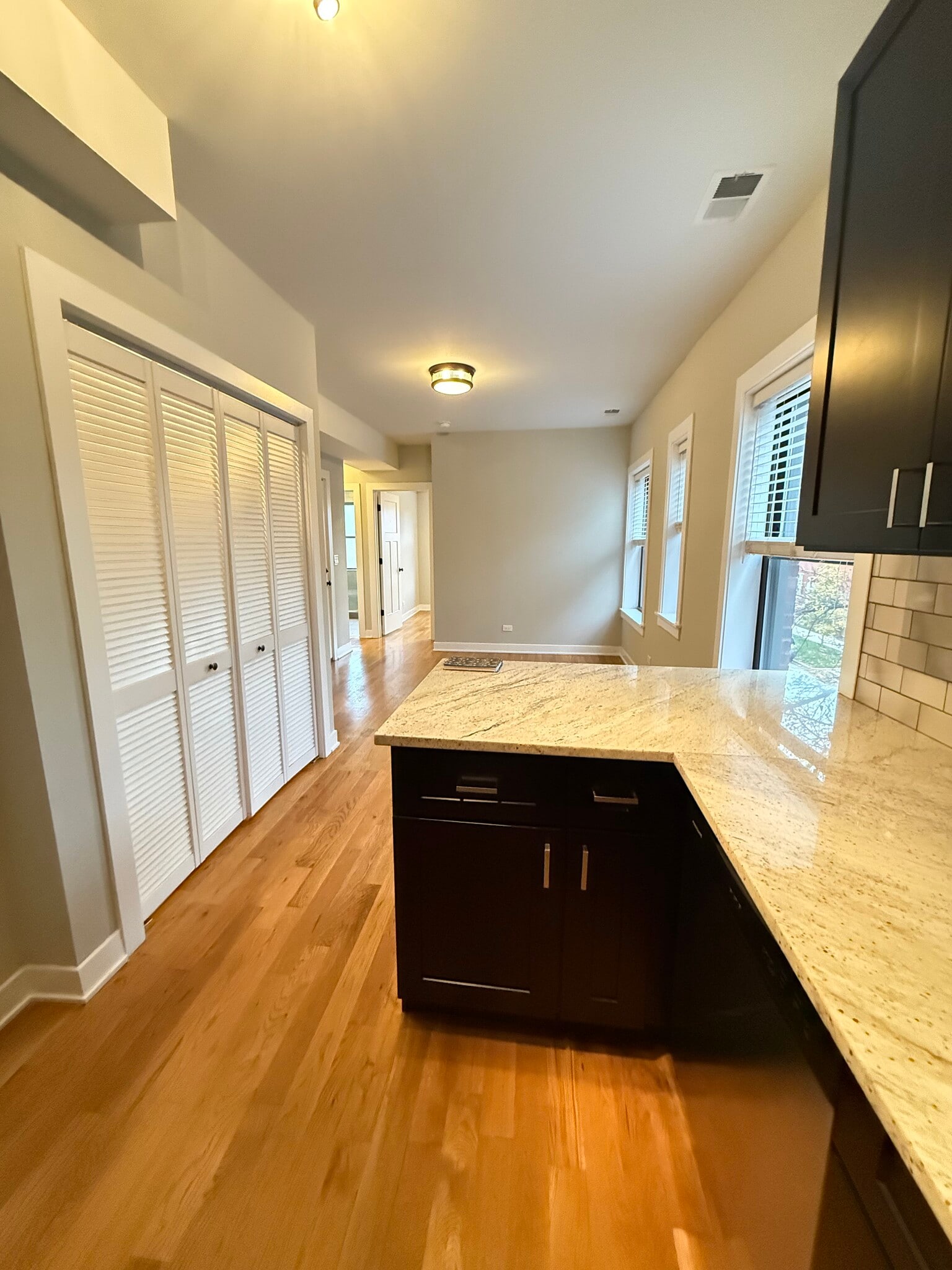 Building Photo - 2211 W Eastwood Ave