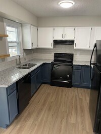 Building Photo - 817 SE Hackley Ave