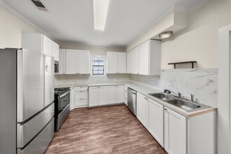 Building Photo - 2 Bedroom House near the Levee in Port Allen  Super cute with a fenced in yard