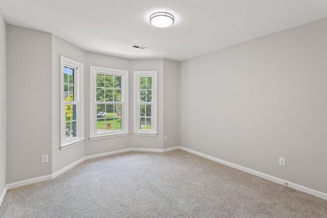 Building Photo - 5BR/3BA with Fresh Paint and New Carpet in...