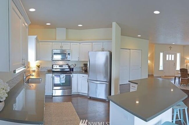 Building Photo - House for rent located on Moses golf course.