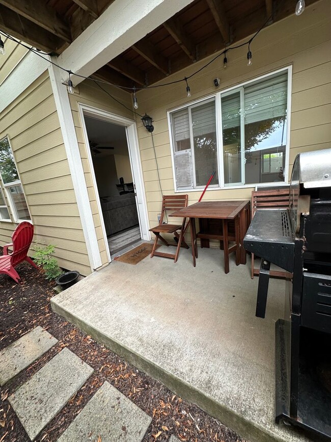 Building Photo - Charming 1 Bedroom/ 1Bathroom Lower Level ...