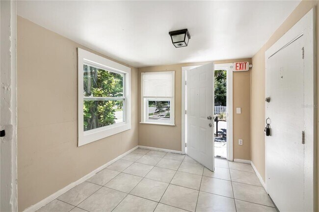 Building Photo - 418 E Amelia Ave