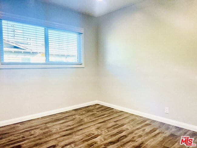 Building Photo - 624 N Toluca Park Dr