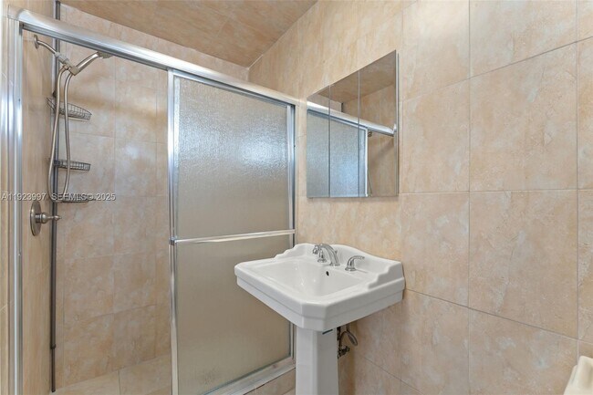 Building Photo - 2634 Sheridan St