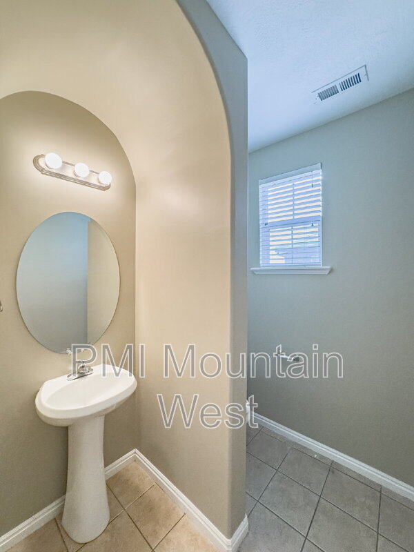 Building Photo - 948 Chelsea Ln
