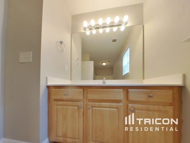 Building Photo - 204 Cole Ct