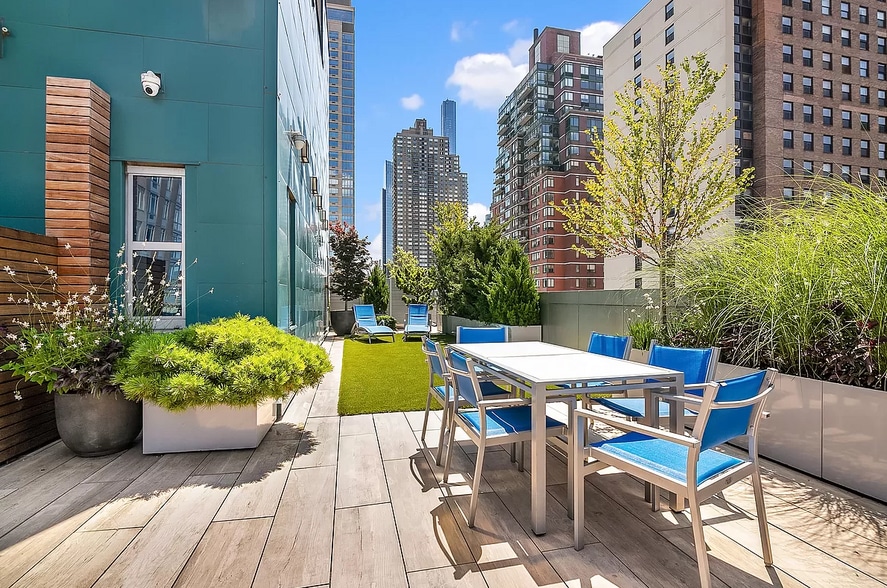 Building Photo - 225 W 60th St