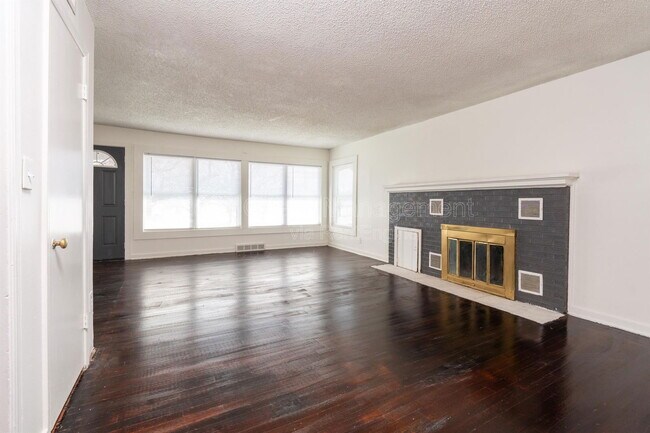 Building Photo - 1700 N Harvard Ave