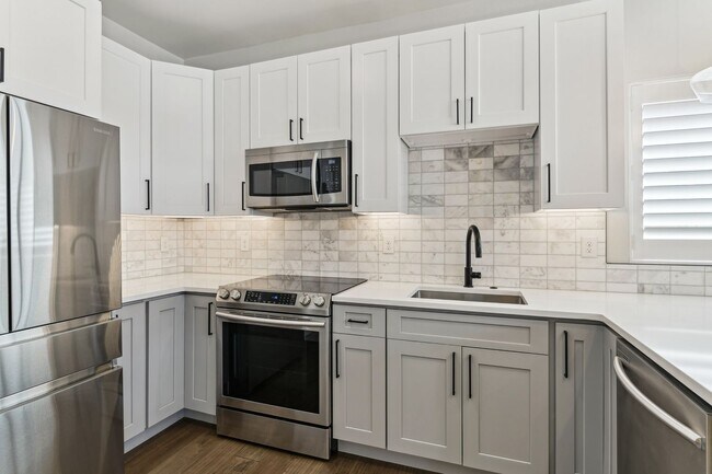 Building Photo - Like New Townhome Available Now-Denver