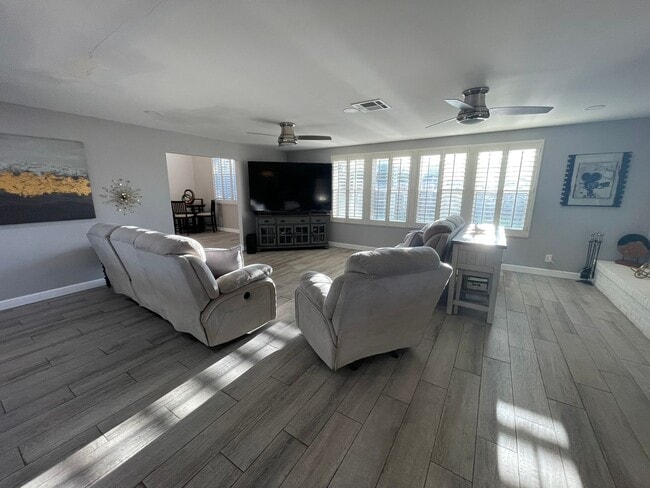 Building Photo - Beatuiful East Ridge Home