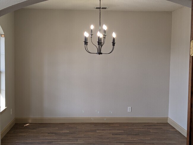 Dining - 2309 Acorn Bend