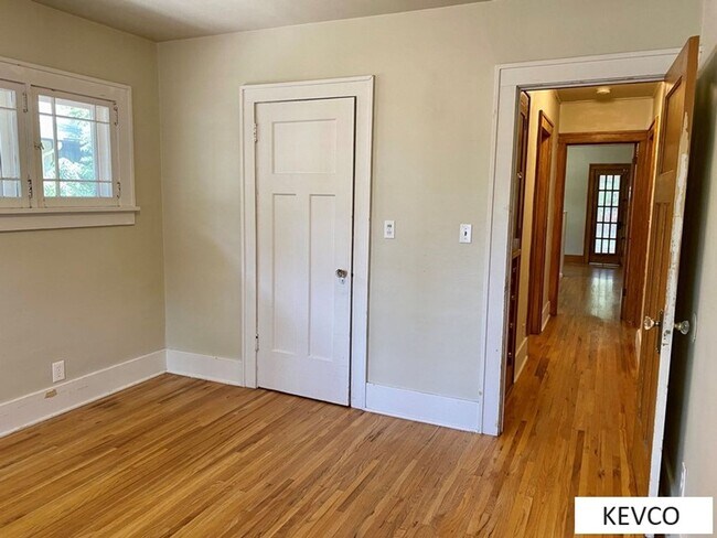 Building Photo - 216 Garfield St