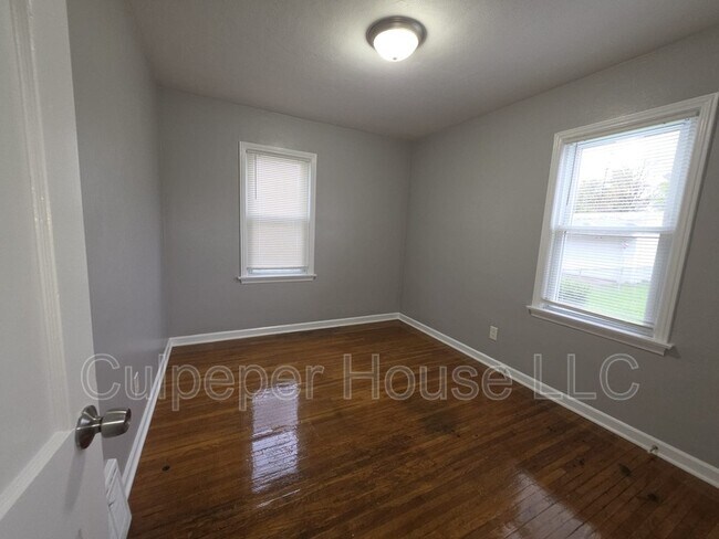 Building Photo - 530 Mayfair Blvd