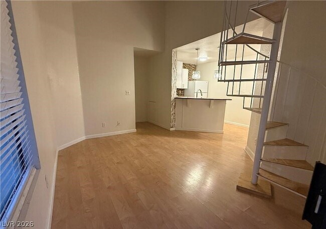 Building Photo - 460 Elm Dr