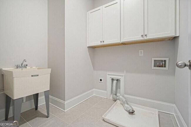 Building Photo - 123 Village Green Ave