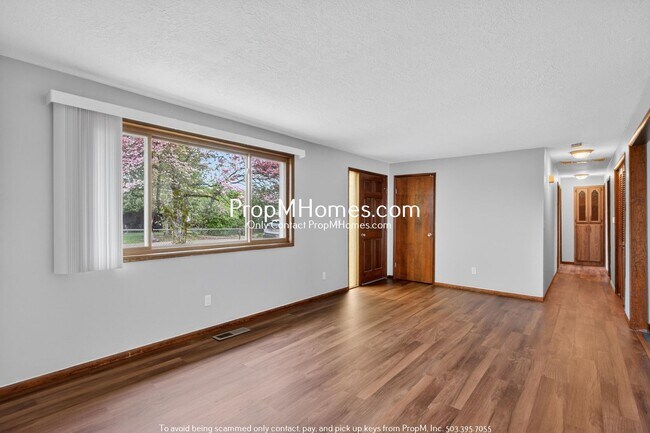 Building Photo - Updated Three Bedroom Home in Oregon City!
