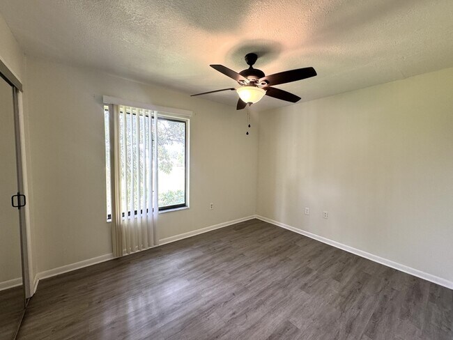 Building Photo - 5845 La Costa Dr