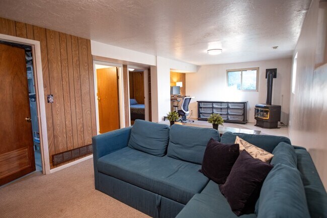 Building Photo - 757 N Hills Dr