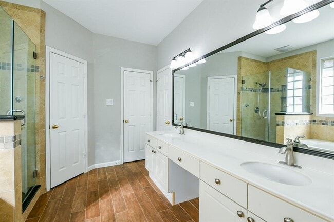 Building Photo - 18035 Somerset Knolls Ct