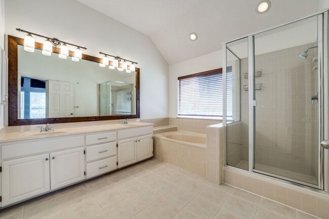 Building Photo - RENOVATED 4-BEDROOM IN MISSION RIDGE