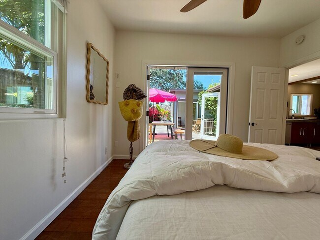 Building Photo - Gorgeous Fully Furnished Ocean Beach Retreat + FLEXIBLE STAY