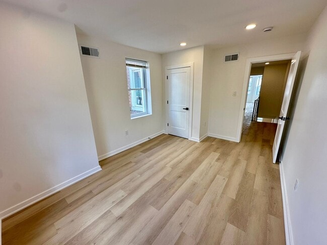 Building Photo - Fully renovated, bright, and spacious 3-bedroom, 1.5-bath home in an amazing location.