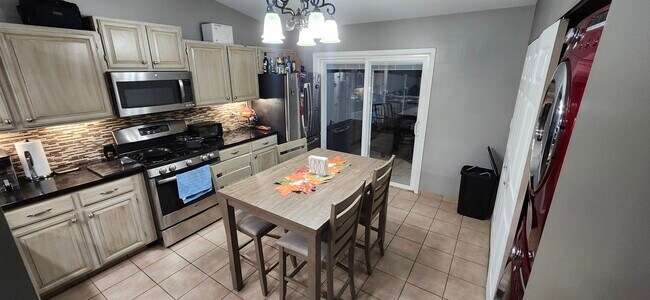 Building Photo - 539 Thorndale Dr