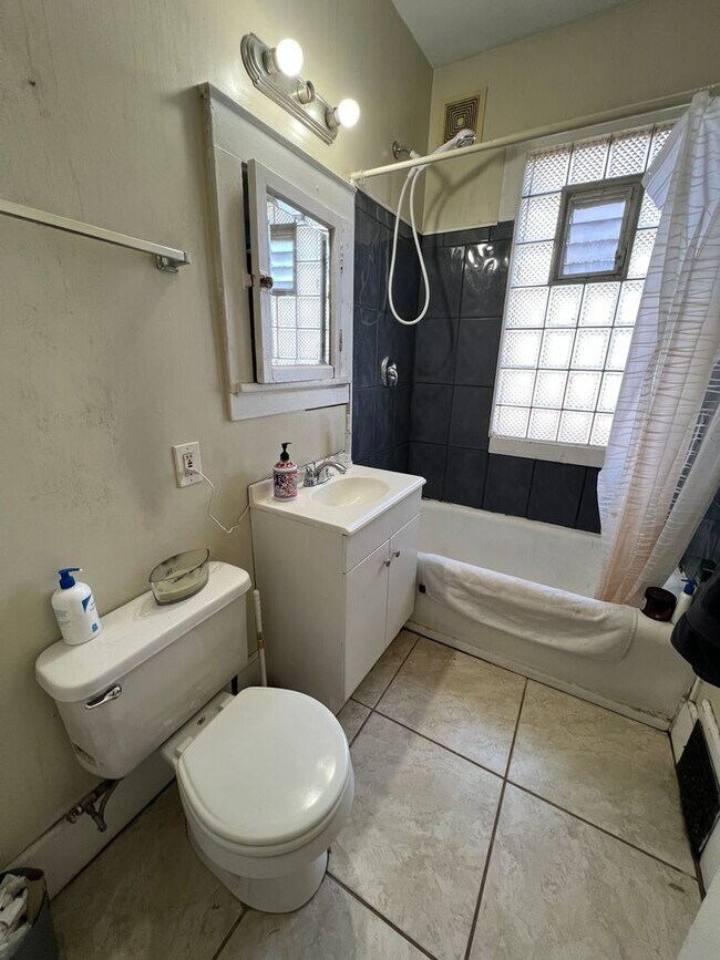 Building Photo - 626-26A E. Wright St.