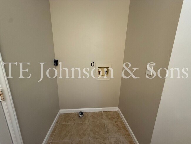 Building Photo - Cozy 3 Bedroom Home with Modern Touches in...