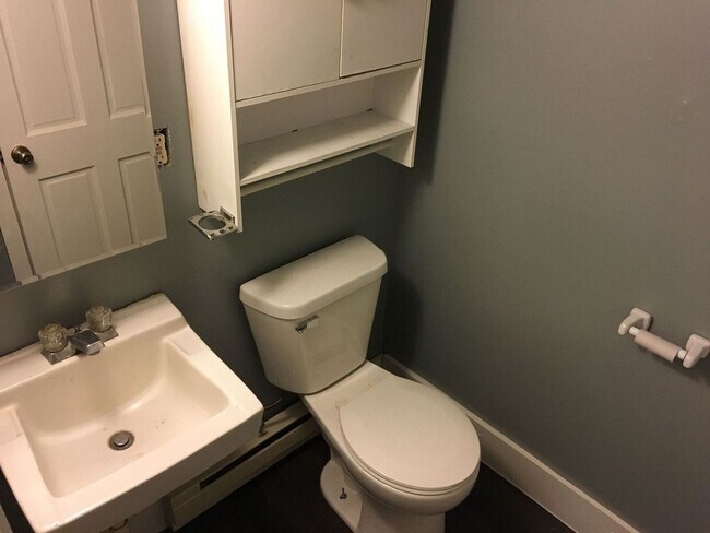 Building Photo - AVAILABLE SEPTEMBER 1st - 1 Bed 1 Bath Efficiency Apt across from Portland Square Park