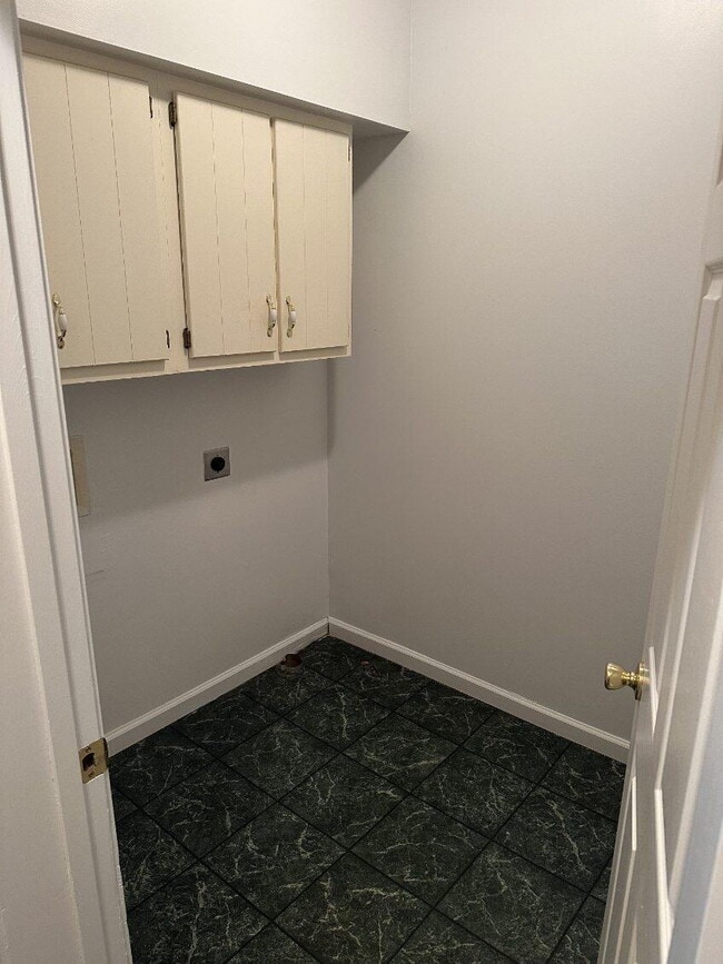 Building Photo - "Charming 2-Bedroom with 2 Full Baths in t...