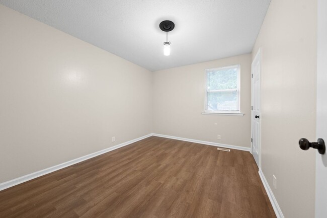 Building Photo - Renovated 3 Bedroom Dog Friendly Home For ...