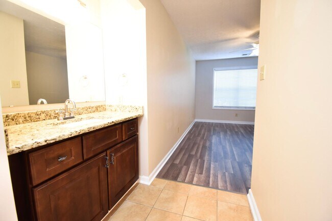 Building Photo - 2 Bedroom 2 Bathroom Apartment