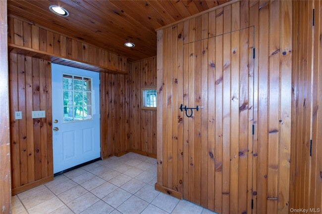 Building Photo - 559 Quaker Hill Rd