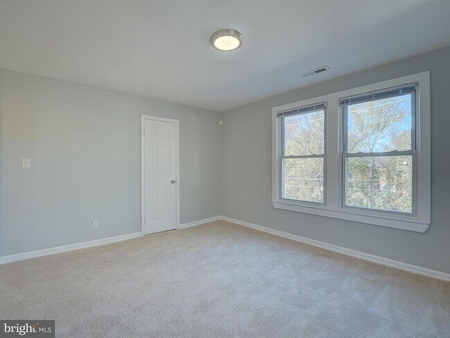Building Photo - 351 Parkland Pl SE