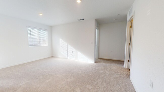 Building Photo - 4469 Buckingham Ave