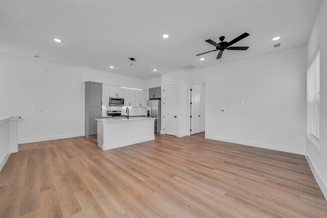 Primary Photo - 1601 Mustang Dr