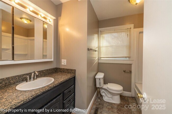 Building Photo - 1420 Amhurst St