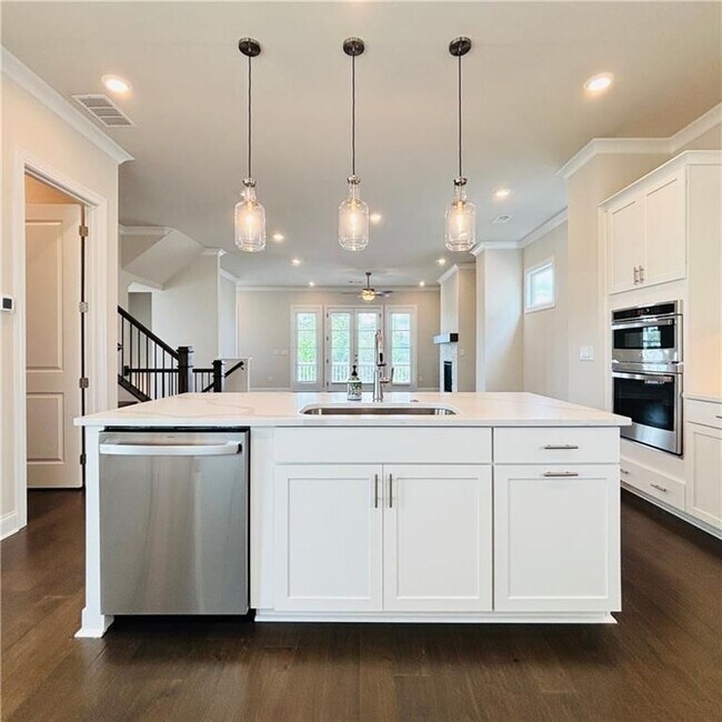 Building Photo - 657 SUMMIT HILL Way