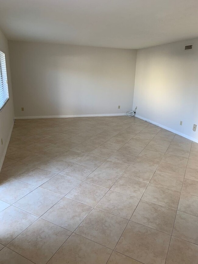 Building Photo - Available 5/10 -  Annual Condo Rental in South Naples