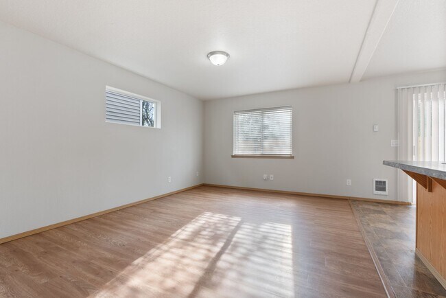 Building Photo - Beautiful 4bed/2.5bath - 1/2 OFF First months rent!