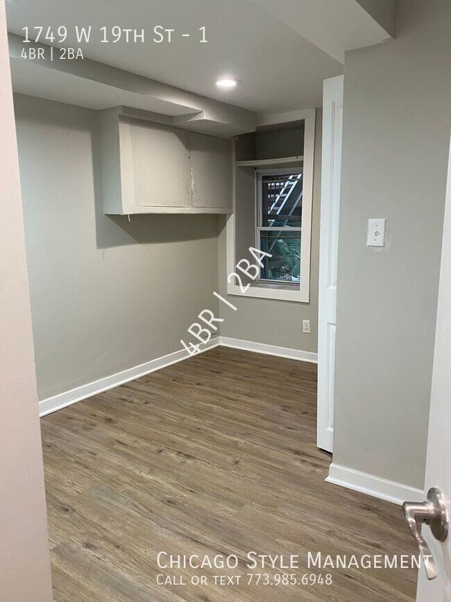 Building Photo - Duplex down in the heart of Pilsen! All th...