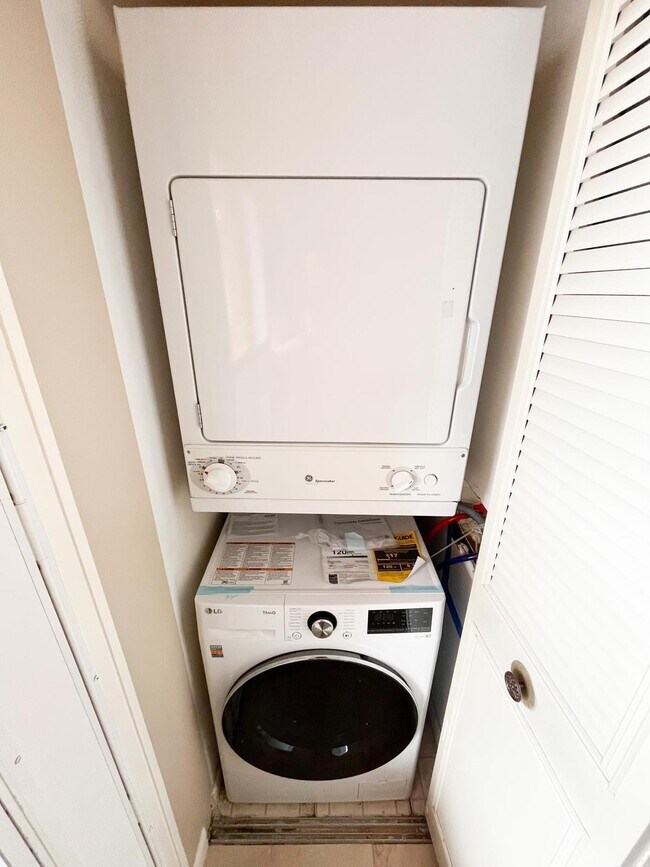 Building Photo - 5939 Forest Hill Blvd